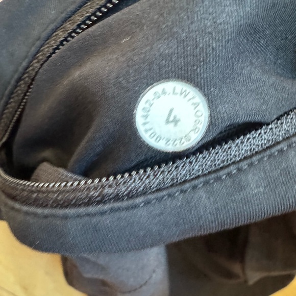 Lululemon Speed Up Low rise shorts - Picture 3 of 3